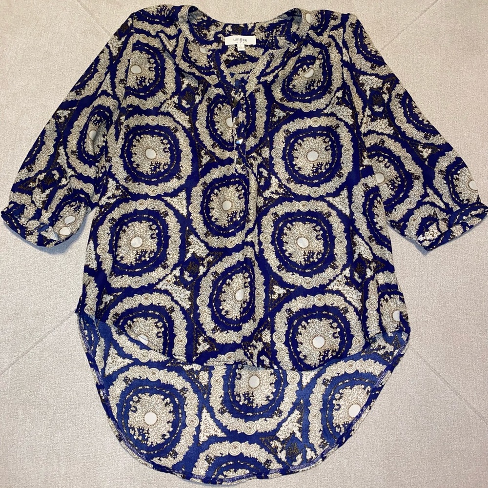 Blue and gold quarter sleeve top! Gold square buttons going down the middle.